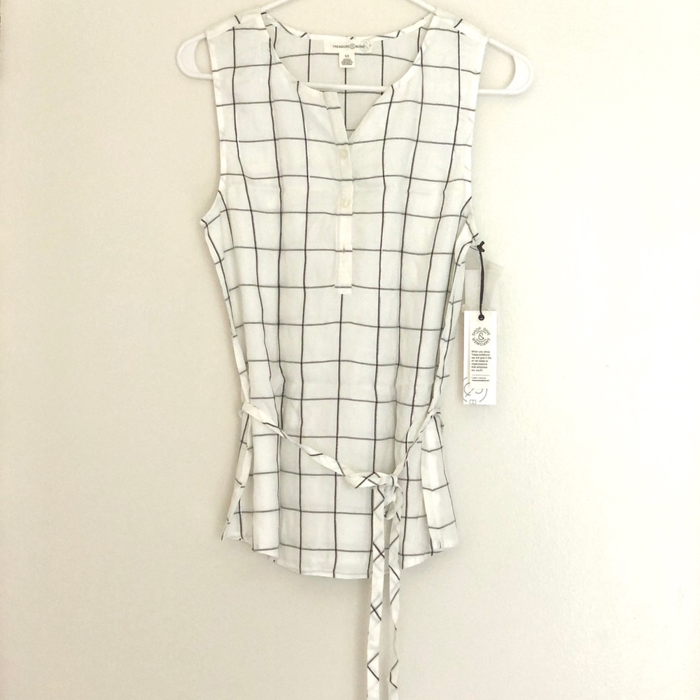 Packet Front Sleeveless Top